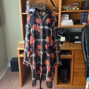 😍3/25 Extra long black sheer flowered tunic